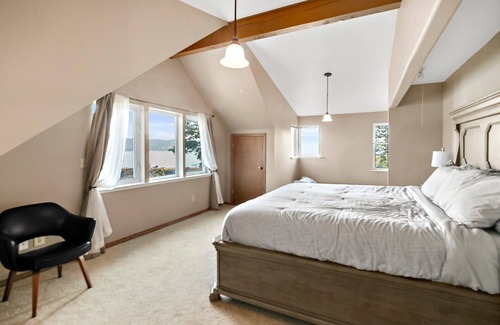 Burley House | Idyllic Waterfront Escape with Kayaking & Seafood Delights