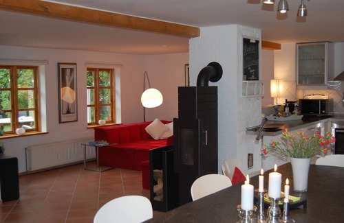 Hauert House | Relaxing Thatched Cottage in Tating with Sauna & Fireplace