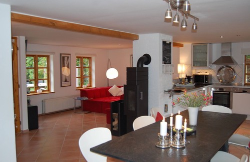 Hauert House | Relaxing Thatched Cottage in Tating with Sauna & Fireplace