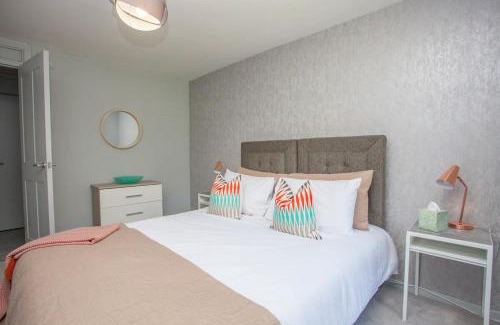 North West Apartment | Cozy West End Flat with Private Parking & Family-Friendly Amenities