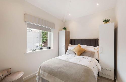 Mortlake House | Elegant West London House with High Guest Ratings