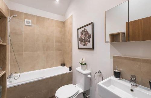 Mortlake House | Elegant West London House with High Guest Ratings