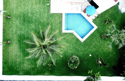 Alfredo V. Bonfil House | Elegant White House Near Airport with Pool & Family Fun