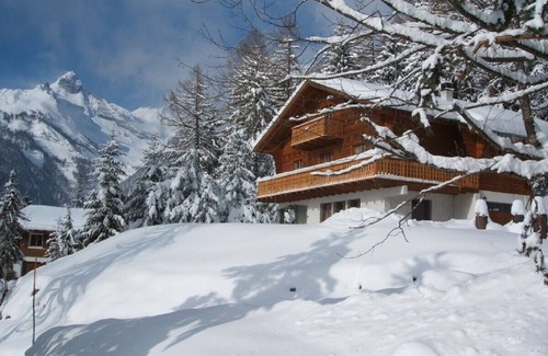 Ovronnaz Ski Chalet | Idyllic Wooden Chalet with Scenic Views and Modern Amenities