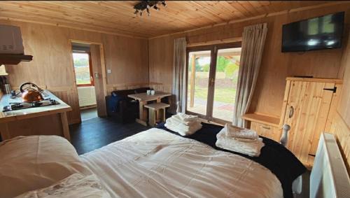 East Drayton House | Cozy Wooden Tiny House with Hot Tub & Ocean View