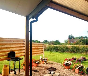 East Drayton House | Cozy Wooden Tiny House with Hot Tub & Ocean View