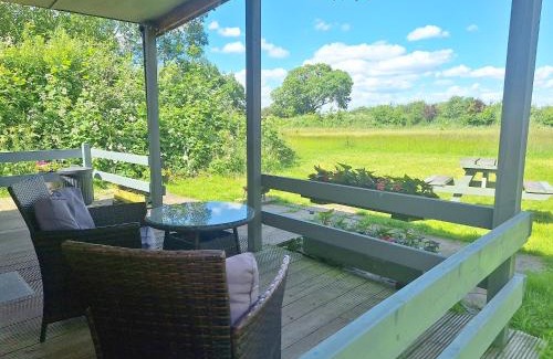 East Drayton Ski Chalet | Cozy Wooden Tiny House with Hot Tub - Rated 9.6/10