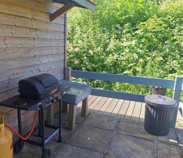 East Drayton Ski Chalet | Cozy Wooden Tiny House with Hot Tub - Rated 9.6/10