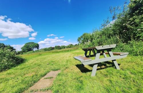 East Drayton Ski Chalet | Cozy Wooden Tiny House with Hot Tub - Rated 9.6/10