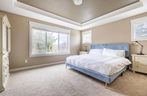 Concordia House | Inviting Woodlawn 2BR with Parking Near Dining & Coffee