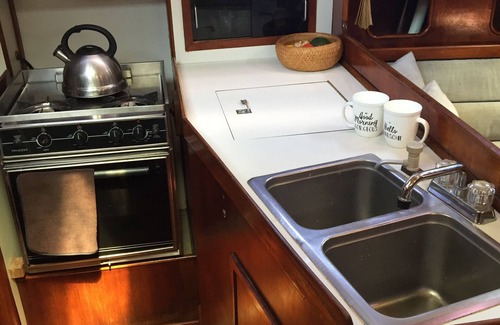 Red Hook Boat Rental | Elegant Yacht with Oceanfront Views in the Virgin Islands