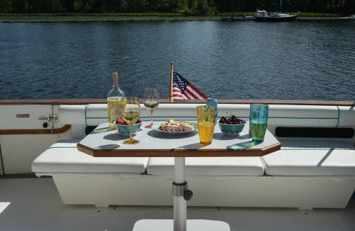 Catskill Boat Rental | Rated 10/10: Yacht on Catskill Creek with Pool & Ocean View