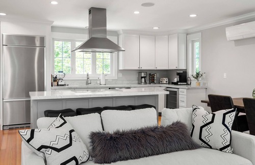 Andover Apartment | Beautifully Appointed 3-Bedroom Apartment w/Roofdeck, Central Andover location