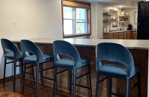 Van Buren House | Pet-Friendly 2 Bedroom Loft with Breakfast & Guest Rated: 9.8