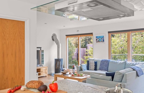 Talland House | Enchanting Sea Shack with Rooftop Terrace and Private Hot Tub