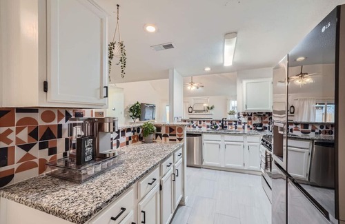 Round Rock House | Stylishly Designed Home in Round Rock with Spa & Breakfast