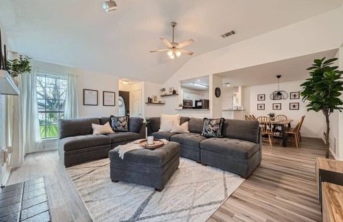 Round Rock House | Stylishly Designed Home in Round Rock with Spa & Breakfast