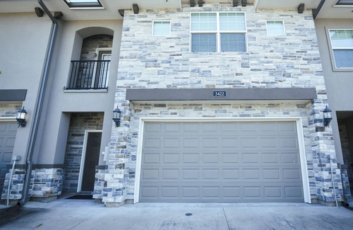 Wellborn House | Guest Rated 10/10: Stylish Aggie Townhome with Pool