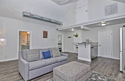 Andover House | Stylishly Furnished Private Retreat in Andover with Breakfast!