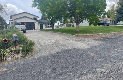 Tri-Cities House | Elegantly Furnished Retreat in a Tranquil Neighborhood