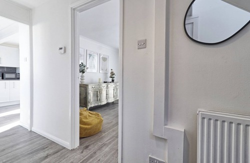 Crays Hill House | Modern 3BR House in Basildon with Garden & Netflix Access