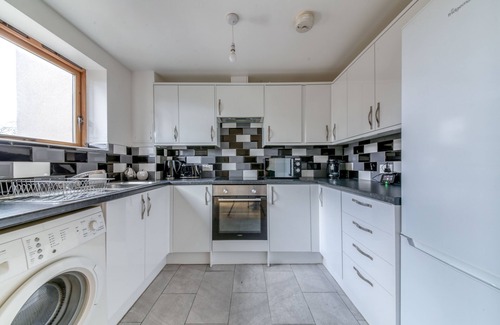 Bensham Manor Apartment | Ideal 2 Bedroom Croydon Retreat with Parking & Child Friendly
