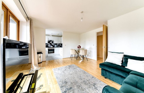 Bensham Manor Apartment | Ideal 2 Bedroom Croydon Retreat with Parking & Child Friendly
