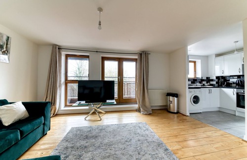Bensham Manor Apartment | Ideal 2 Bedroom Croydon Retreat with Parking & Child Friendly