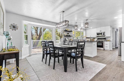 Ashwaubenon House | Remodeled 4 BR Home with Private Pool and Ocean Views