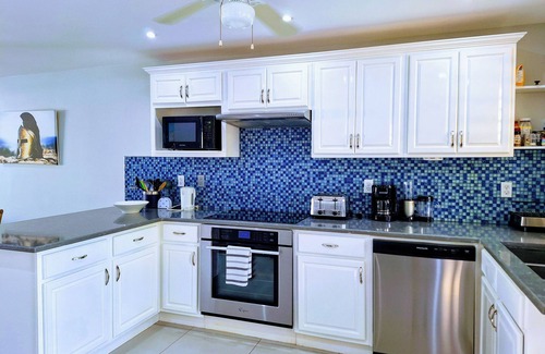 Bouvet Island House | Recently Renovated Villa Steps from the Beach with Spa
