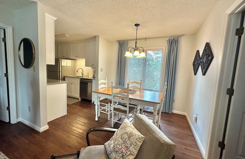 Blowing Rock Condo | Renovated Downtown Blowing Rock Condo with Pool & Breakfast