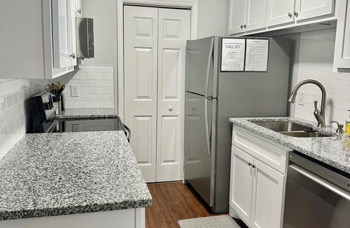Blowing Rock Condo | Renovated Downtown Blowing Rock Condo with Pool & Breakfast