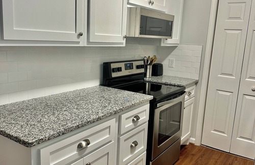 Blowing Rock Condo | Renovated Downtown Blowing Rock Condo with Pool & Breakfast