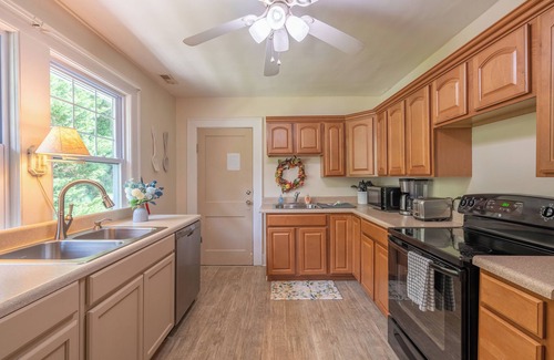 Mount Airy House | Renovated Home Near Main Attractions with Spa & Breakfast
