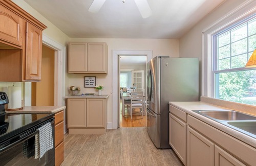 Mount Airy House | Renovated Home Near Main Attractions with Spa & Breakfast