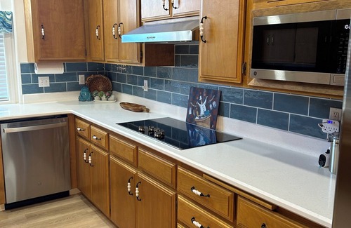 Medford House | Beautifully Renovated Sleeps up to 8 in East Medford