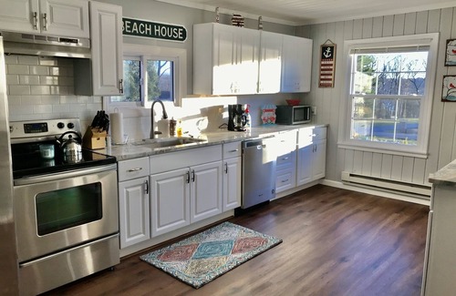 Hillsboro House | Renovated 3BR House with Lake Views and Pool Access