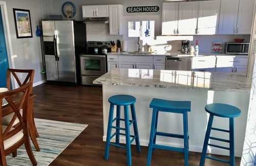 Hillsboro House | Renovated 3BR House with Lake Views and Pool Access