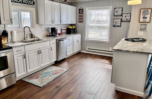 Hillsboro House | Renovated 3BR House with Lake Views and Pool Access