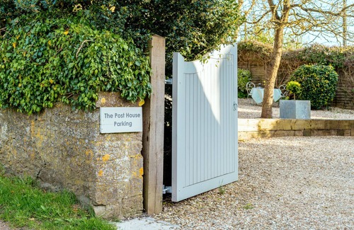 Chewton Mendip House | Timeless 400-Year-Old Post Office & Bakery Getaway