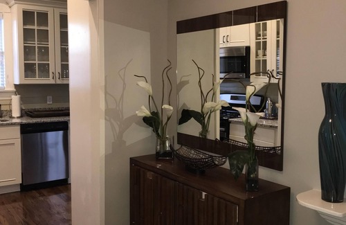 Bywater Apartment | Guest Rated 10/10: Restored Mid Century Arts and Craftsman