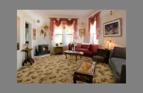 Jerome House | Elegant Victorian Retreat with Family-Friendly Amenities