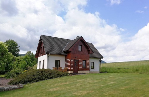 Bozanov House | Idyllic Country House with Pool and Mountain Views