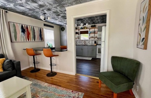 San Antonio House | Beautifully Remodeled Hotel Near Dining & Downtown Fun!