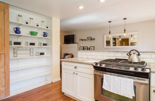 Santa Rosa House | Explore a Modern Home in Wine Country with A/C & Breakfast
