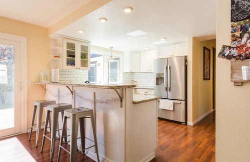 Santa Rosa House | Explore a Modern Home in Wine Country with A/C & Breakfast