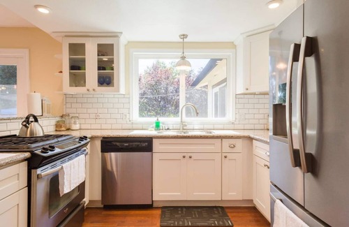 Santa Rosa House | Explore a Modern Home in Wine Country with A/C & Breakfast