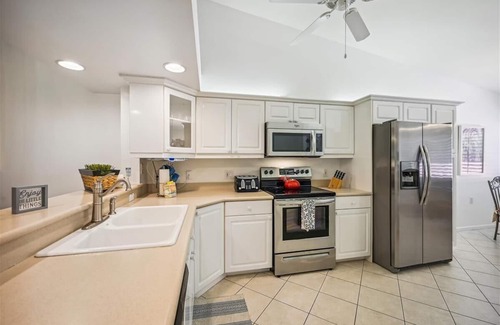 Naples Condo | Paradise Retreat: Oceanfront Condo with Pool & Spa