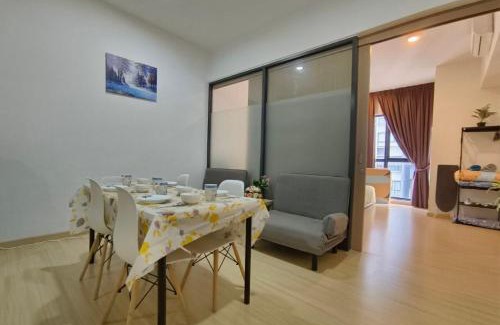 Sungai Buloh Apartment | DSara Comfy Homestay: Family-Friendly Retreat with Dining
