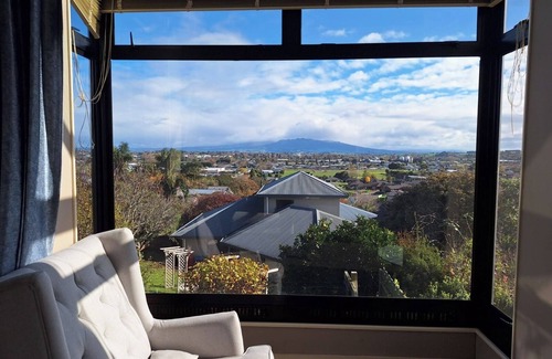 Te Awamutu House | Beauty with Panoramic Views of Mount Pirongia